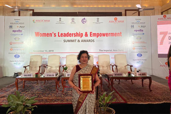 ASSOCHAM-WOMAN-ACHIEVER-OF-THE-YEAR-AWARD-4