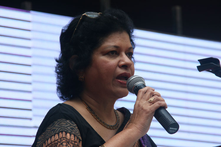 Dr-Daphne-Pillai-addressing-our-guests-on-Community-Service-Day-2013