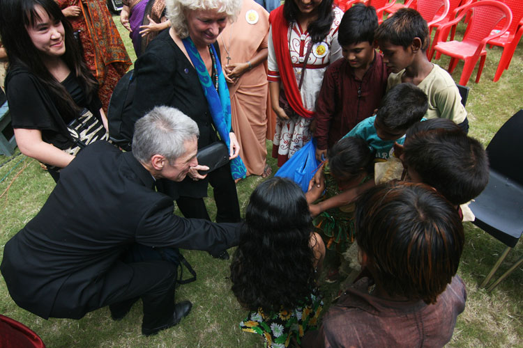 Our-Guests-interacting-with-street-children