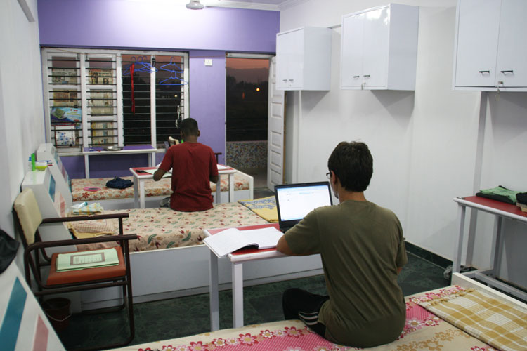 boyshostelroom2