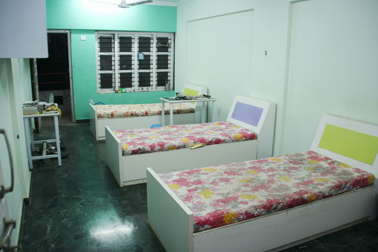 girls-hostelroom2
